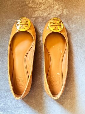 Tory Burch  Reva Ballet 6.5 Tan Patent Leather Gold Logo